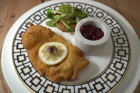 Wiener Kalbsschnitzel mit Kartoffel-Parmesan-Gratiné, Feldsalat & Preiselbeeren