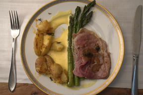 Saltimbocca auf Spargel mit Smashed Potatoes
