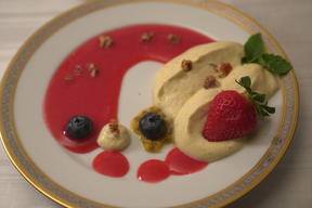 Bayrische Creme auf Erdbeerpüree mit niederländischem Crunch