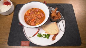 Ungarische Bohnensuppe mit Kartoffelteigplätzchen und Weißbrot