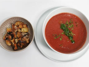 Tomaten-Erdbeer-Suppe mit Gremolata und Parmesan-Croutons