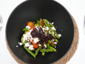 Spargelsalat mit Schafskäse und Zwiebeln