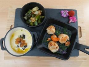 Kaiserliches Dreierlei aus Spargelsalat, Jakobsmuscheln und Spargelcremesuppe