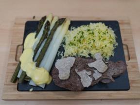 Königliche Köstlichkeiten– Kalbsteak an Spargel und Kartoffelschnee
