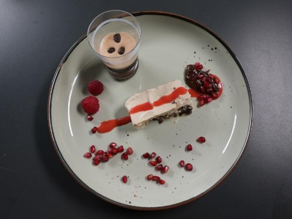 Semifreddo al caffè con croccante mit Espresso Martini