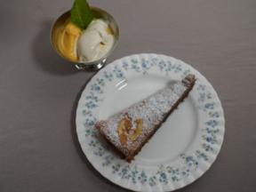 Torta Caprese mit Passionsfruchtsorbet und Oolong-Tee-Eis