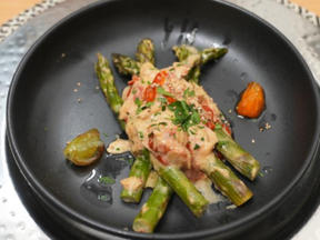 Grüner Ofen-Spargel mit Tomaten und Tahini-Dressing, getoppt mit gerösteten Haselnüssen