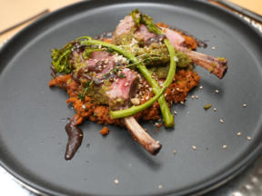 Lammkrone mit Thymianjus, Basilikumkruste, Karotten-„Couscous“ & Brokkoli mit Sesam