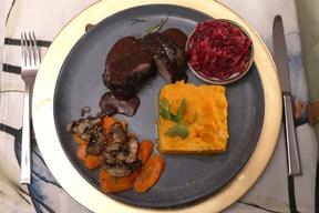 Rinderfilet im Kräutermantel, Süßkartoffelpüree, Gemüse und Rote-Bete-Salat