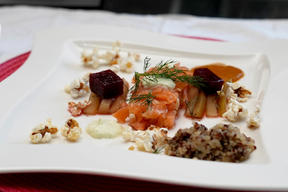 Lachstatar mit dreierlei Gemüse und Orangen-Popcorn