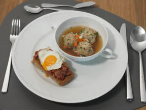 Consommé, Markklösschen und Tartar