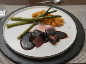 Reh mit Süßkartoffel-Möhren-Stampf