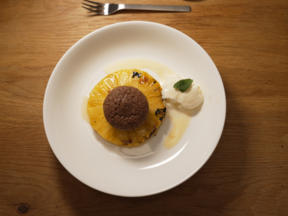 Schokoladenküchle auf gegrillter Ananas mit Vanilleeis