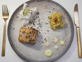 Teryaki- Lachs mit Kokos- Limetten-Reis und Mango- Avocado- Salsa