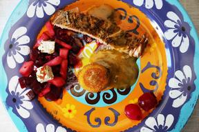 Flammlachs, frittiertes Ei und Rote-Bete-Salat