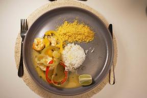 Fischeintopf mit Seeteufel und Garnele, Reis und Maniokmehl