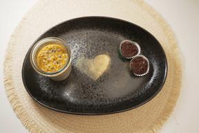 Maracujamousse mit brasilianischen Schokopralinen