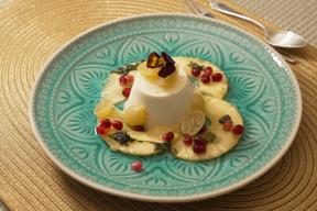 Zitronen-Panna-Cotta mit Traubensalat und Ananas-Carpaccio