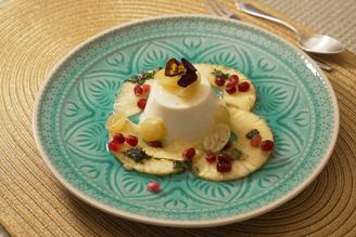 Zitronen-Panna-Cotta mit Traubensalat und Ananas-Carpaccio