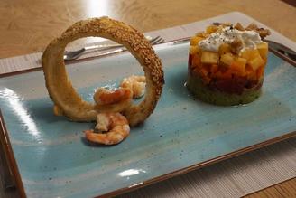 Erbsen-Möhren-Tomaten-Mango-Burrata-Törtchen mit Blätterteigring und Garnelen