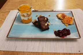 Kaiserschmarrn mit Kirschkompott, Schokoküchlein und Pfirsich-Maracuja-Creme mit Schwips