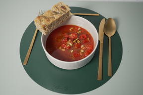 Wassermelonen-Gazpacho mit Focaccia