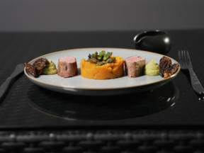 Iberico mit Morcheln, Erbsenpüree, Süßkartoffelstampf und Spargelspitzen