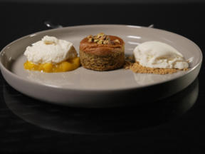 Tonkabohnen-Mousse auf Mangokompott, Pistazienkuchen und Limetten-Rosmarin-Eis