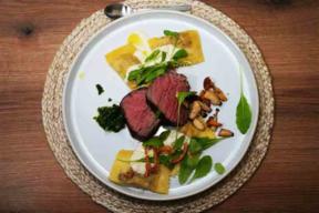 Rinderfilet mit Pilz-Ricotta-Pasta, Gremolata und Parmesan-Sauce