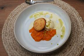 Vanilleeis mit Aprikosen-Ragout und Mandel-Pinienkern-Keksen