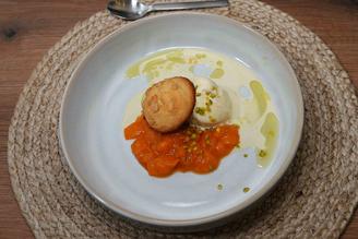 Vanilleeis mit Aprikosen-Ragout und Mandel-Pinienkern-Keksen