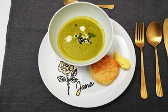 Erbsen-Minz-Suppe mit Backofen-Erbsen, Scones und Zitronenbutter