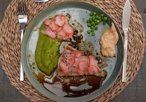Gebratene Fischfilets auf Erbsenpüree, geröstete Pistazien und Miso-Mayo