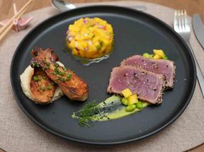 Thunfisch mit Ponzu, Miso-Pilzen, Topinambur-Püree, Avocado-Wasabi-Creme & Mango-Salsa