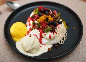 Pavlova mit Beeren, Creme Anglaise, Himbeere, Miso-Pistazie & Mango-Yuzu