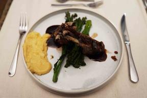 Lammkarree mit Kartoffelpüree, Brokkoli und Portweinjus