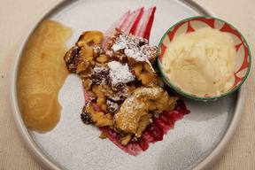 Kaiserschmarrn mit Apfelmus und Apfel-Zimt-Eis