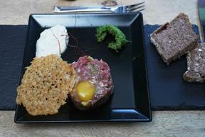Rinder-Tatar mit Apfeljulienne und Walnussbrot