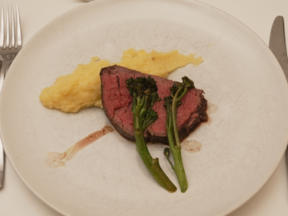 Kaffee-gebeiztes Rinderfilet mit Pastinaken-Kartoffelstampf & wildem Brokkoli