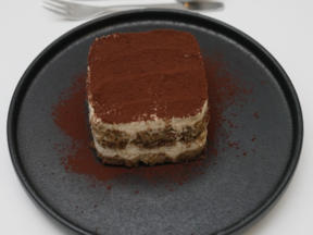 Klassisches Tiramisu mit Espresso, Amaretto & geschlagener Sahne
