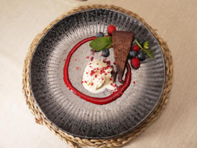 Schokotarte mit Vanille-Tonka-Eis und Himbeer-Coulis