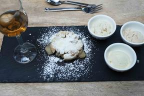 Apfel-Crumble mit Apfel-Eis und eingelegten Mispelchen