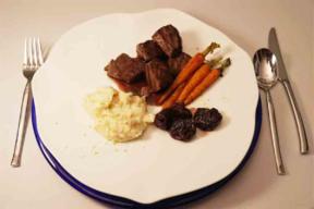 Rehragout mit Portweinpflaumen, Pastinakenpüree und Möhren