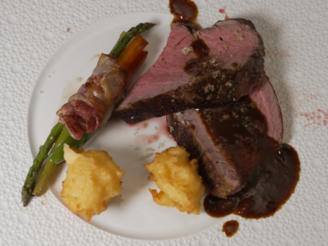 Rinderfilet an Rotweinsoße mit Dreierlei Gemüse-Roulade