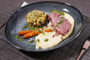 Tafelspitz auf Kartoffelselleriepüree mit Wurzelgemüse und Meerrettichsauce