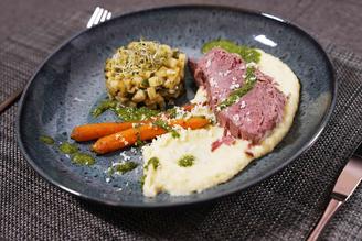 Tafelspitz auf Kartoffelselleriepüree mit Wurzelgemüse und Meerrettichsauce