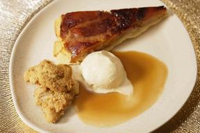 Apfeltarte mit Vanilleeis, Crumble und Balsamico-Karamell-Sauce