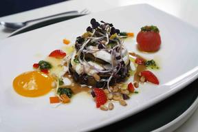 Auberginen-Türmchen mit Burrata, Pesto und Cherrytomaten