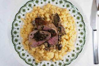 Knöpfle mit Schweinemedaillons in Champignonrahmsoße und Chimichurri