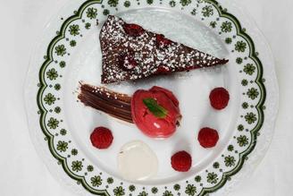 Schokoladenkuchen mit Himbeeren, Himbeer Nice Cream und Limettengelee